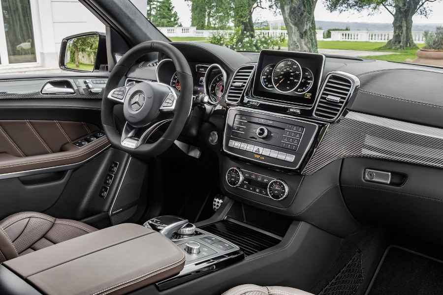 За рулем GLS Mercedes Benz новый автомобиль GLS Mercedes Benz 2016