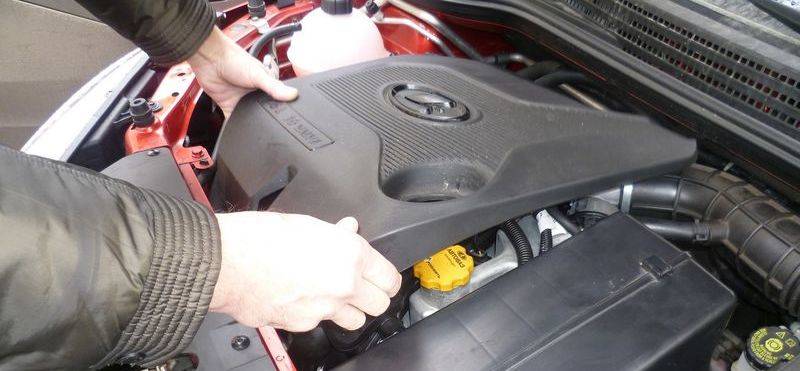 Снять пластиковый кожух двигателя Lada Vesta замена свечей на седане Лада Веста