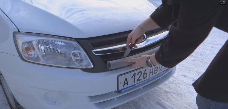 Защита радиатора при помощи утеплителя для труб чем закрыть радиатор своего автомобиля на зиму и фото
