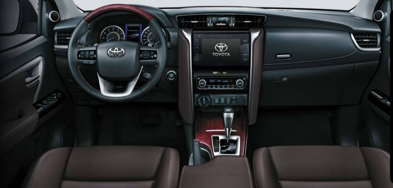 Интерьер нового внедорожника характеристики Toyota Fortuner 2017 года выпуска и цена в России