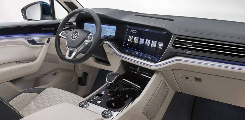Передняя панель кроссовера VolksWagen новая модель туарег 2018 и тест драйв