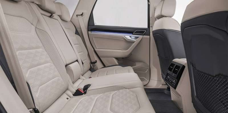 Интерьер свежеиспеченного авто Туарег тест драйв паркетника vw touareg 2018