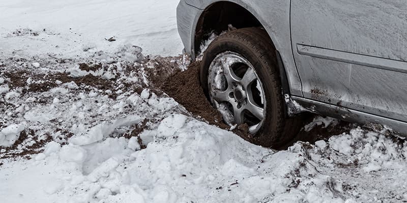 Авто буксует автомобиль застрял в снегу